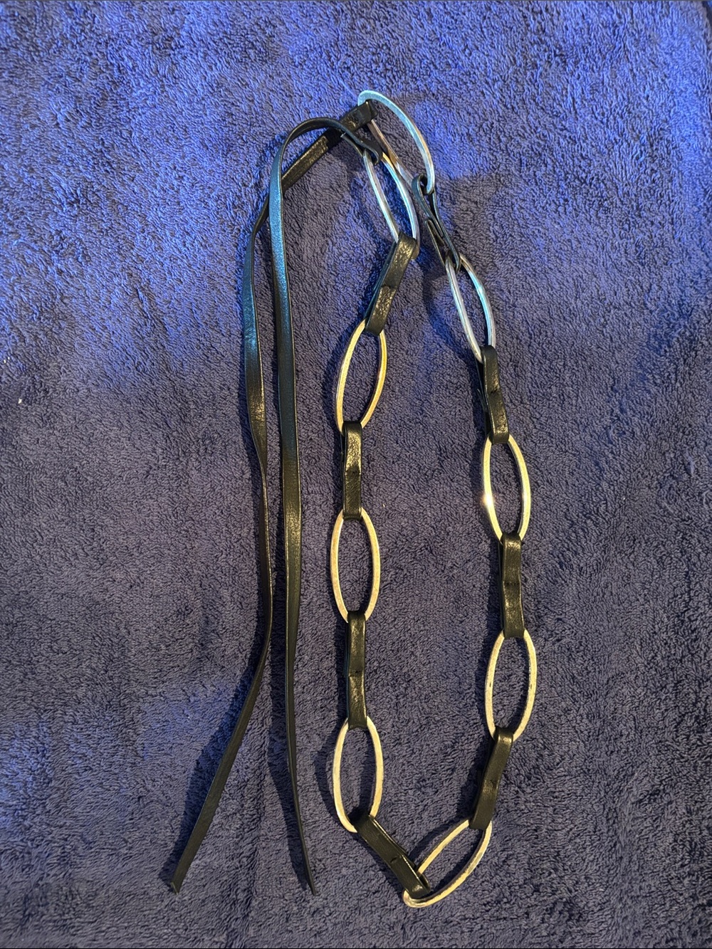 Source Unknown Black Leather belt with silver accent Oval Links.